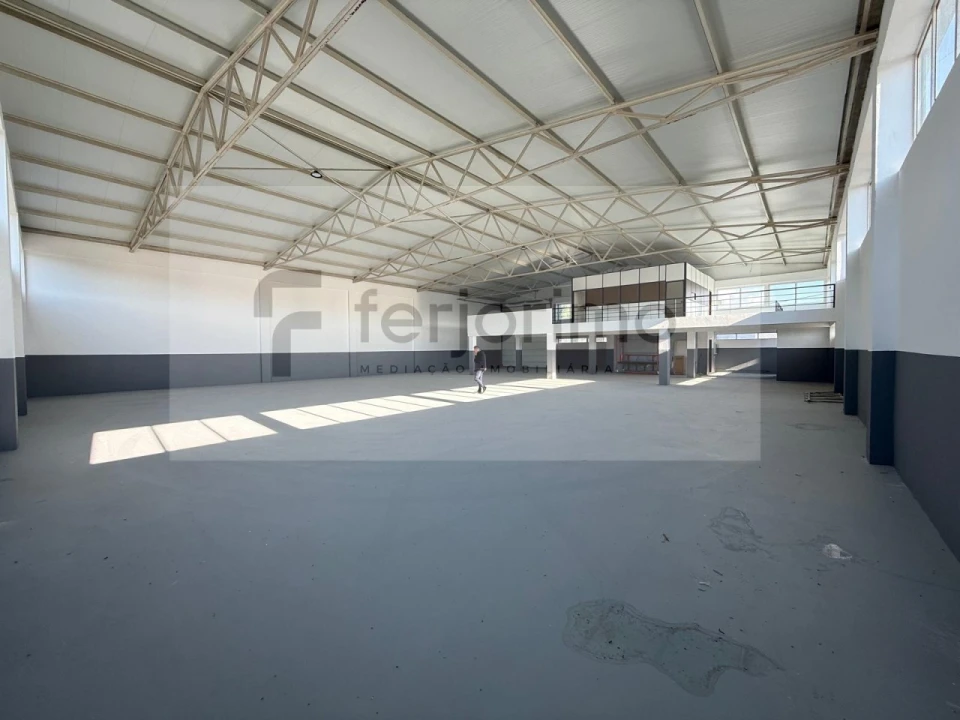 Armazém para Arrendamento em Oliveira (Santa Maria) Foto 6