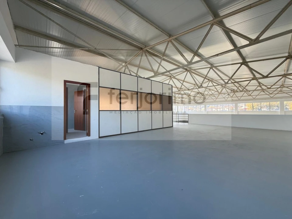 Armazém para Arrendamento em Oliveira (Santa Maria) Foto 10