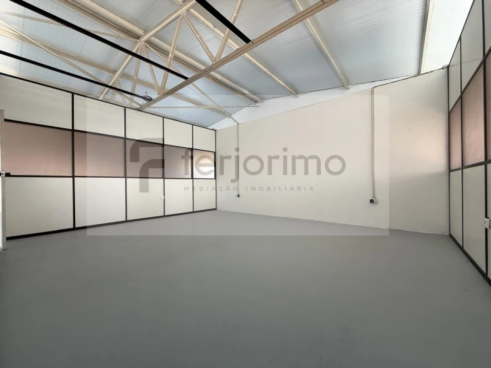 Armazém para Arrendamento em Oliveira (Santa Maria) Foto 14