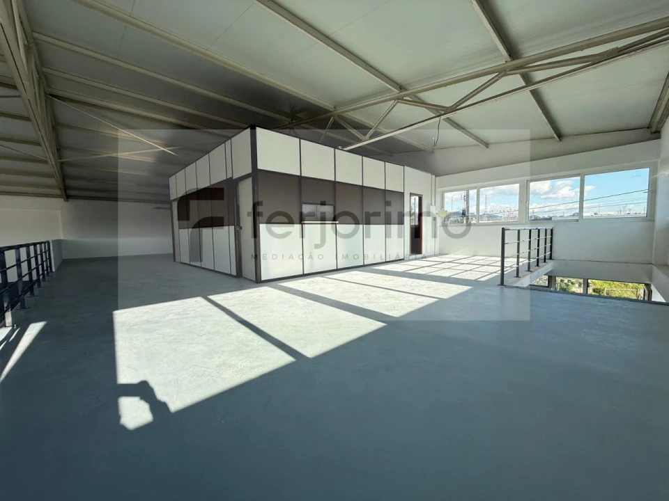 Armazém para Arrendamento em Oliveira (Santa Maria) Foto 17