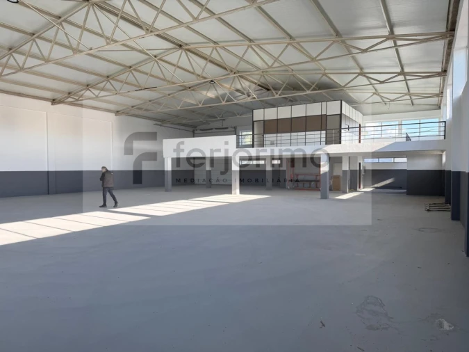 Armazém para Arrendamento em Oliveira (Santa Maria) Foto 2