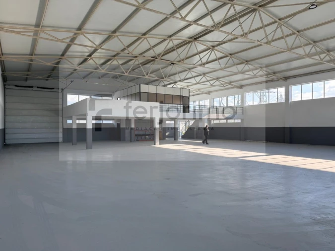 Armazém para Arrendamento em Oliveira (Santa Maria) Foto 3