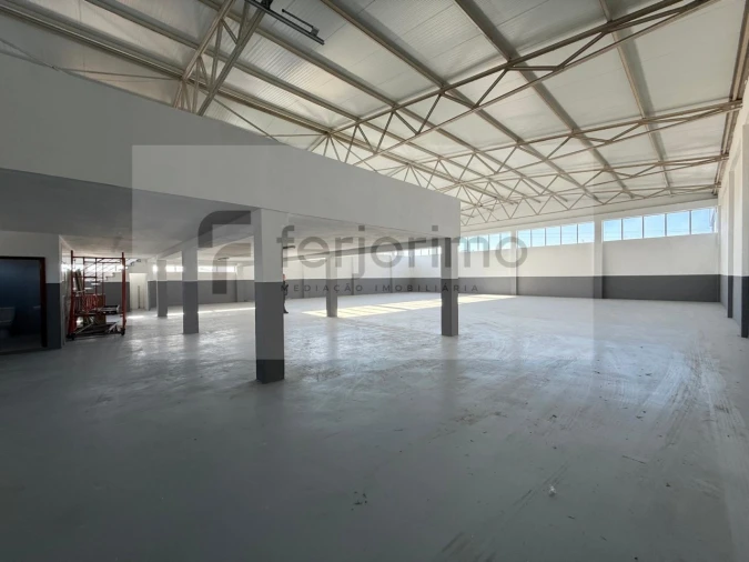 Armazém para Arrendamento em Oliveira (Santa Maria) Foto 5