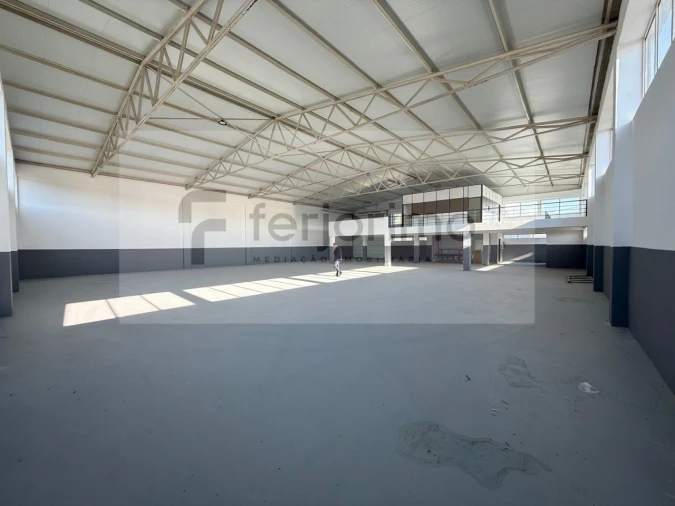 Armazém para Arrendamento em Oliveira (Santa Maria) Foto 6