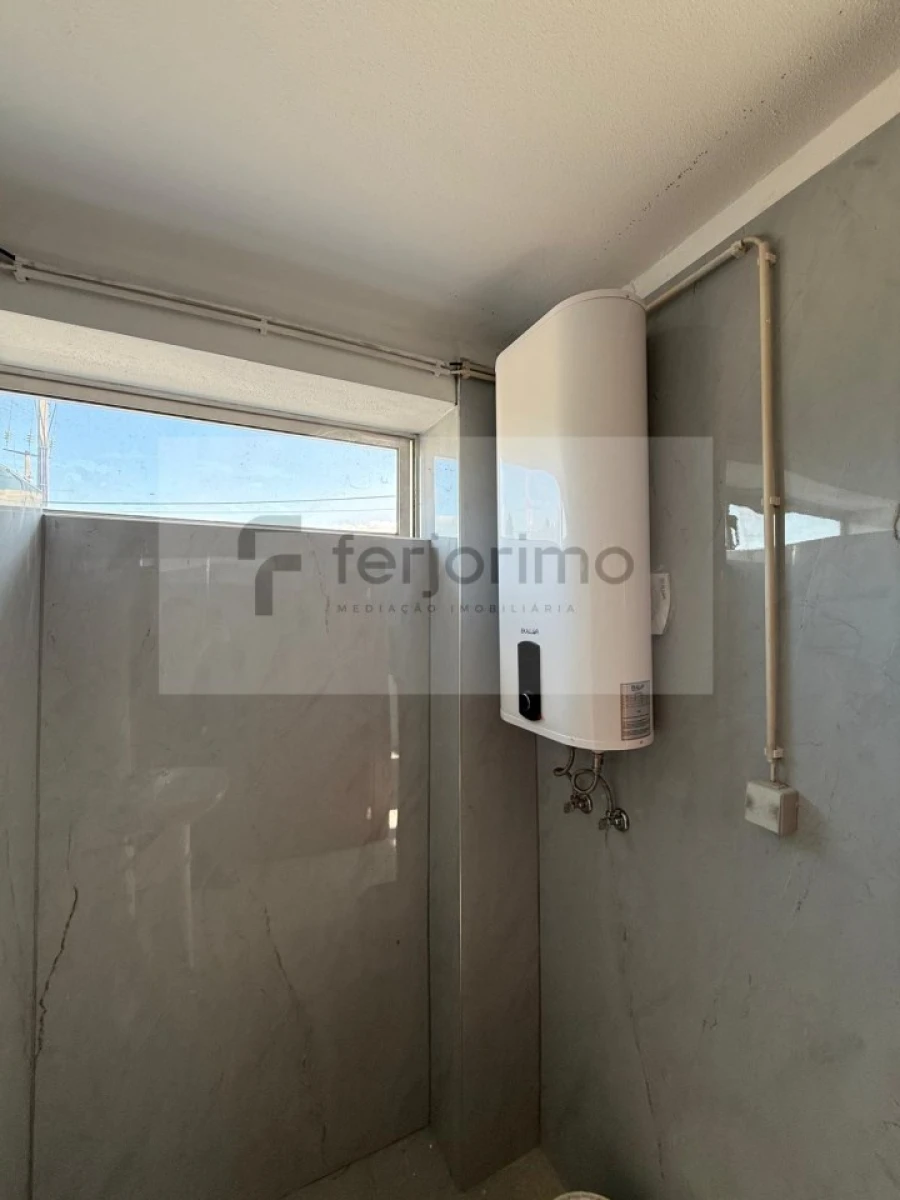 Armazém para Arrendamento em Oliveira (Santa Maria) Foto 8