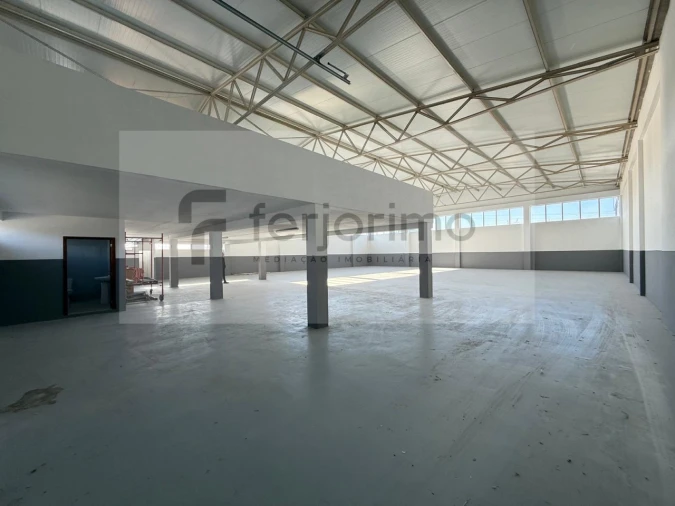 Armazém para Arrendamento em Oliveira (Santa Maria) Foto 11