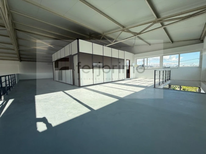 Armazém para Arrendamento em Oliveira (Santa Maria) Foto 17