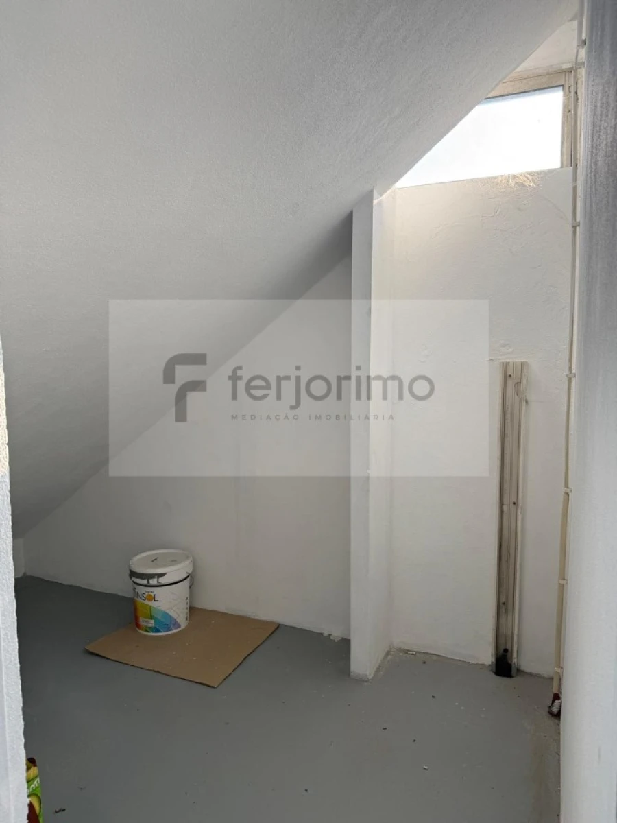 Armazém para Arrendamento em Oliveira (Santa Maria) Foto 19