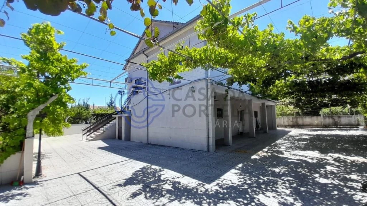 Moradia T5 para Venda em Três Povos Foto 3