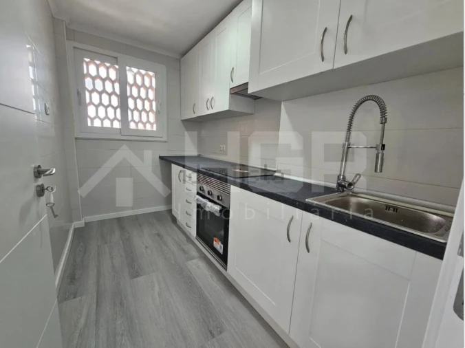 Apartamento T2 para Venda em Pontinha e Famões Foto 2