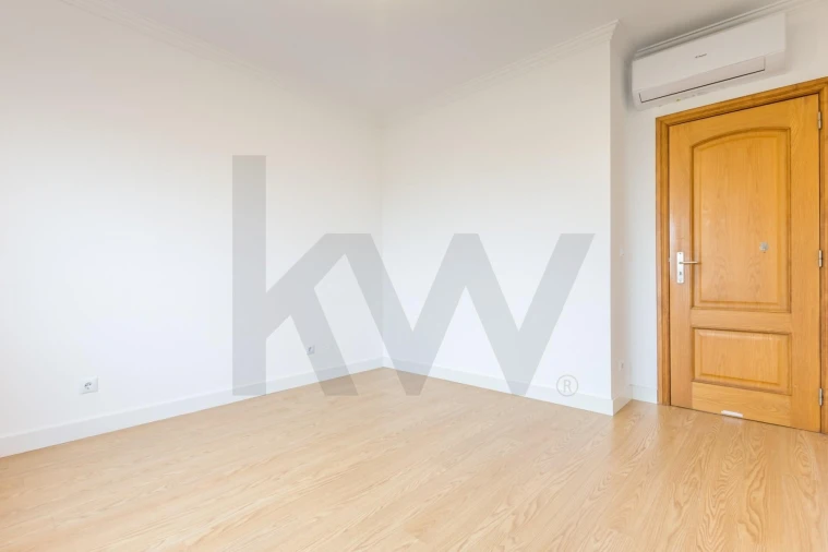 Apartamento T2 para Arrendamento em São Domingos de Rana Foto 9