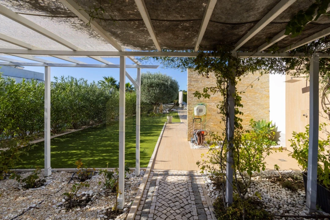 Moradia T3 para Venda em Quelfes Foto 17