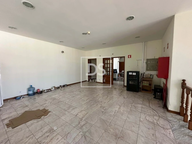 Armazém para Venda em Grijo Foto 3