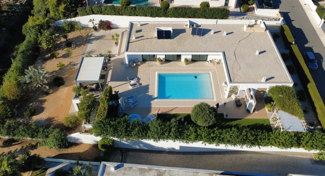 Moradia T4 para Venda em Quelfes Foto 3