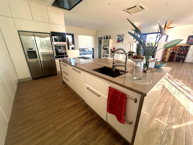 Moradia T4 para Venda em Quelfes Foto 13