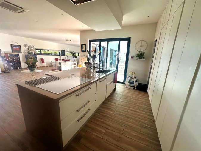 Moradia T4 para Venda em Quelfes Foto 12