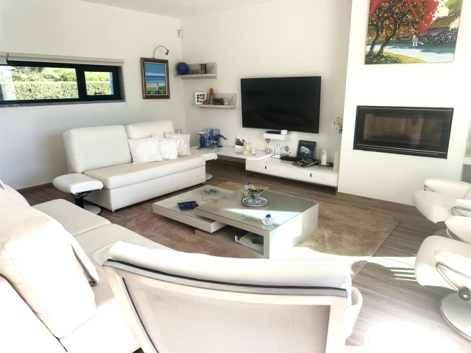 Moradia T4 para Venda em Quelfes Foto 17