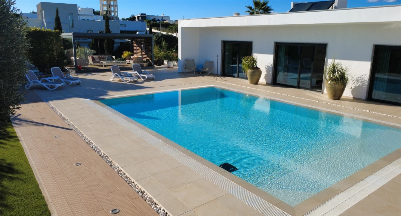 Moradia T4 para Venda em Quelfes Foto 2