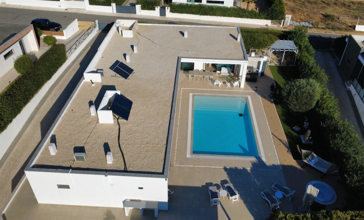 Moradia T4 para Venda em Quelfes Foto 4