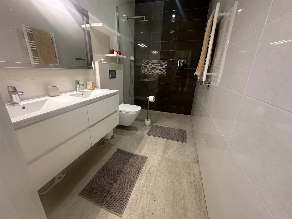 Moradia T4 para Venda em Quelfes Foto 30