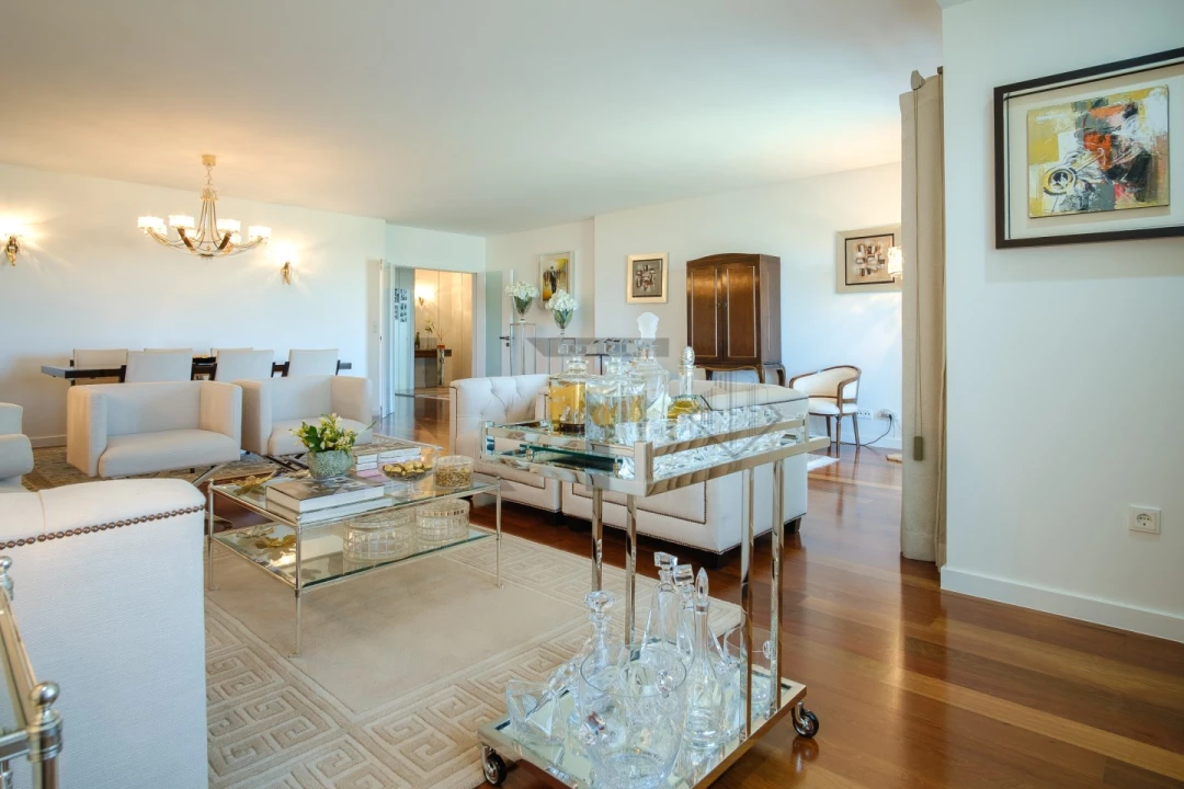 Apartamento T5 para Venda em Alvalade Foto 5