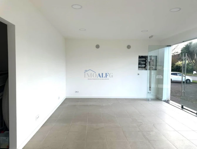 Loja para Arrendamento em Praia da Vitoria (Santa Cruz) Foto 5