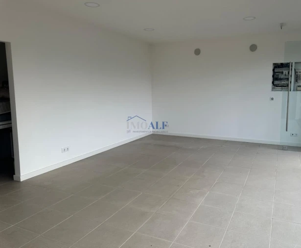 Loja para Arrendamento em Praia da Vitoria (Santa Cruz) Foto 6