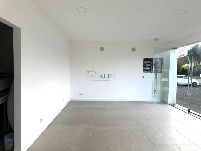 Loja para Arrendamento em Praia da Vitoria (Santa Cruz) Foto 10