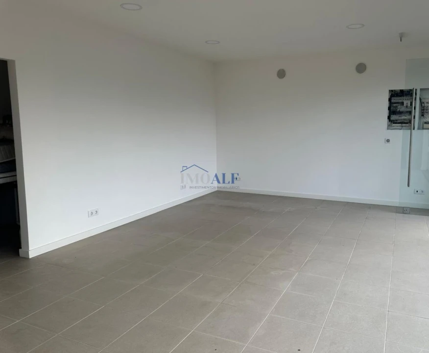 Loja para Arrendamento em Praia da Vitoria (Santa Cruz) Foto 6