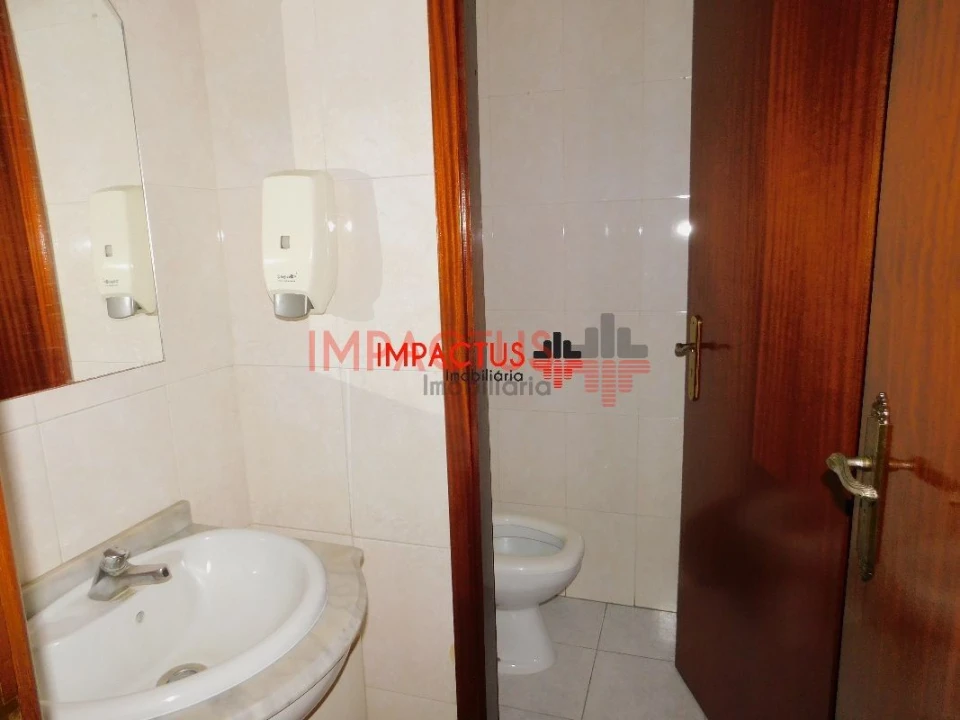 Loja para Venda em Coronado (São Romão e São Mamede) Foto 9