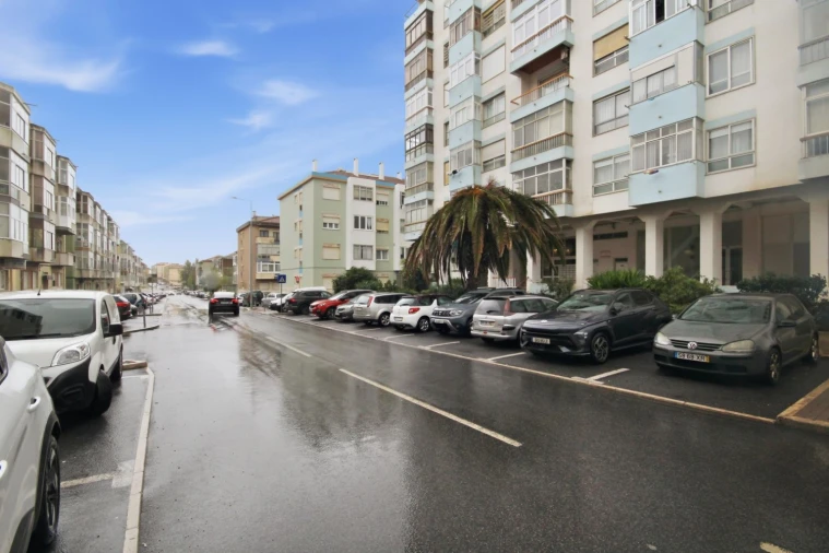 Apartamento T4 para Venda em Algueirão-Mem Martins Foto 30