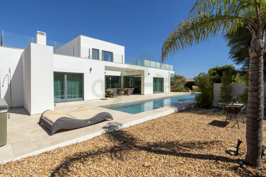 Moradia T4 para Venda em Quelfes Foto 4