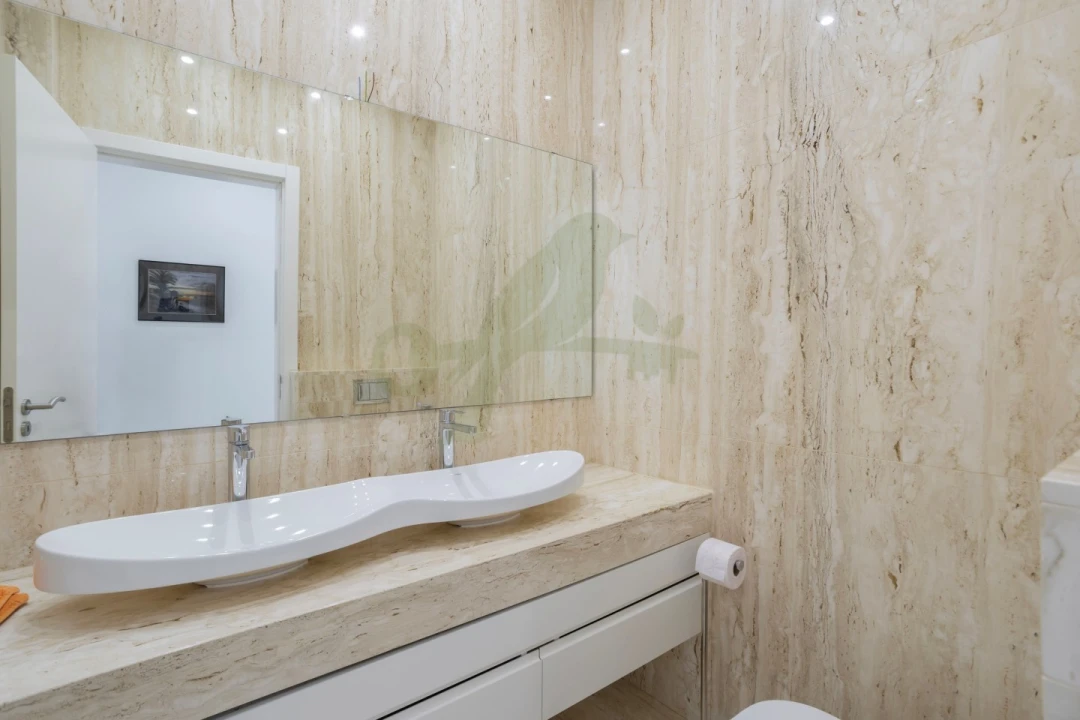 Moradia T4 para Venda em Quelfes Foto 35