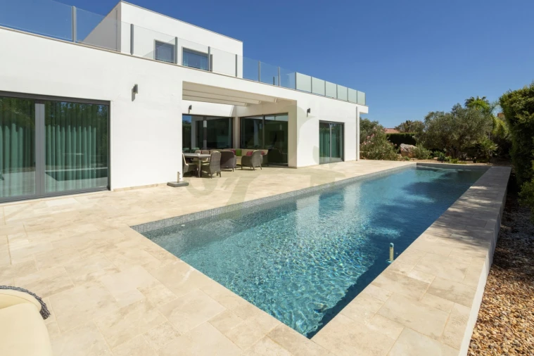 Moradia T4 para Venda em Quelfes Foto 5