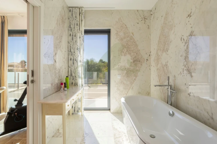 Moradia T4 para Venda em Quelfes Foto 31