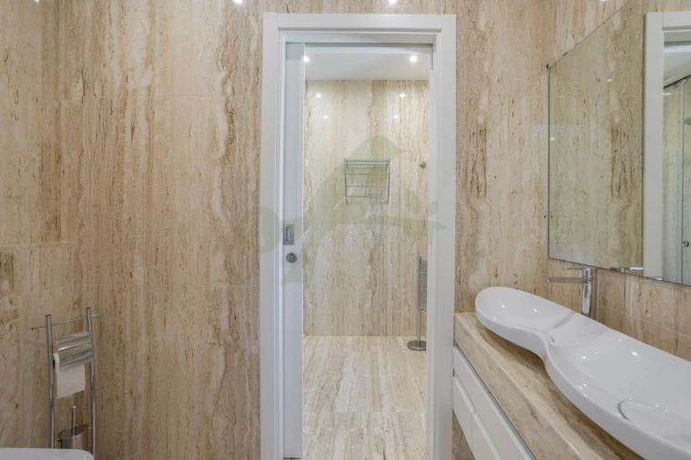 Moradia T4 para Venda em Quelfes Foto 37