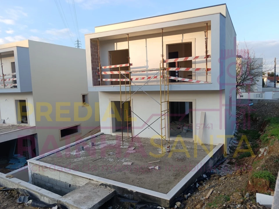 Moradia T4 para Venda em Santa Clara e Castelo Viegas Foto 3