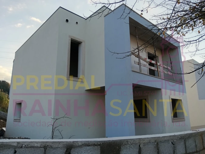 Moradia T4 para Venda em Santa Clara e Castelo Viegas