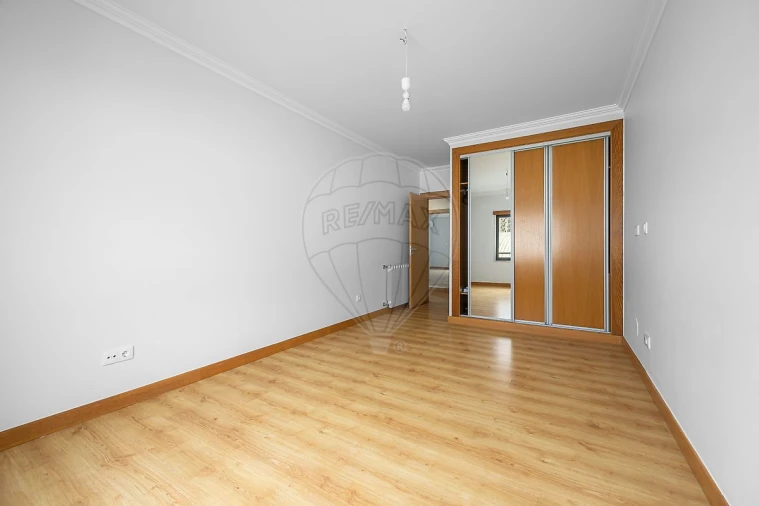 Apartamento T2 para Venda em Carregado e Cadafais Foto 13