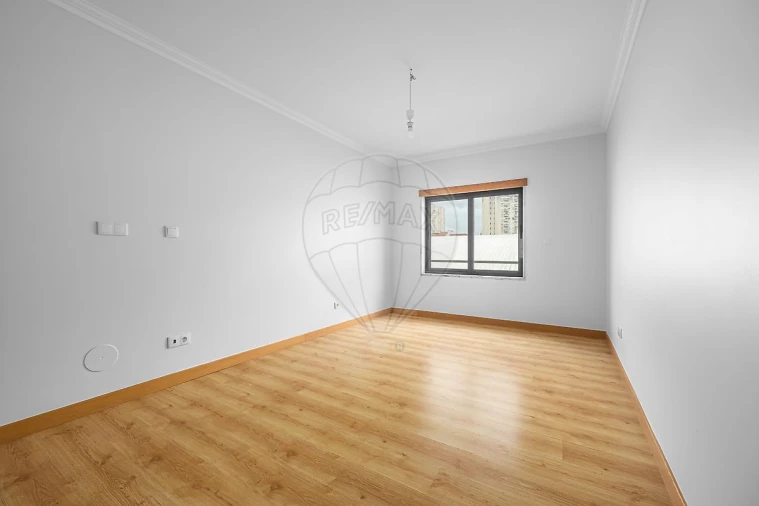 Apartamento T2 para Venda em Carregado e Cadafais Foto 12