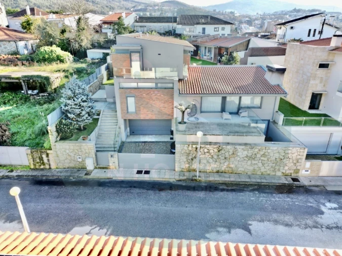 Moradia T4 para Venda em Nogueira, Fraião e Lamaçães Foto 1