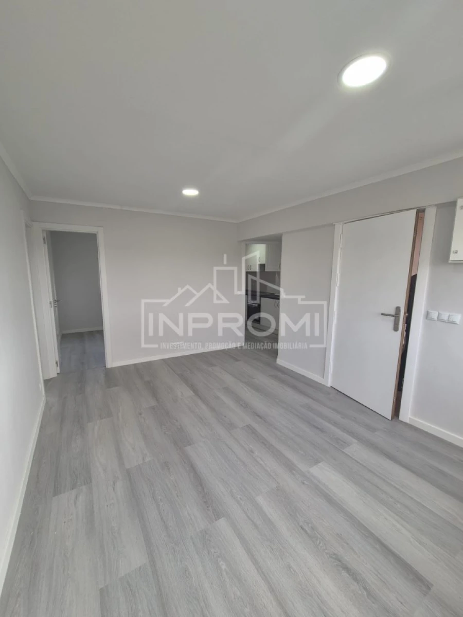 Apartamento T2 para Venda em Pontinha e Famões Foto 3