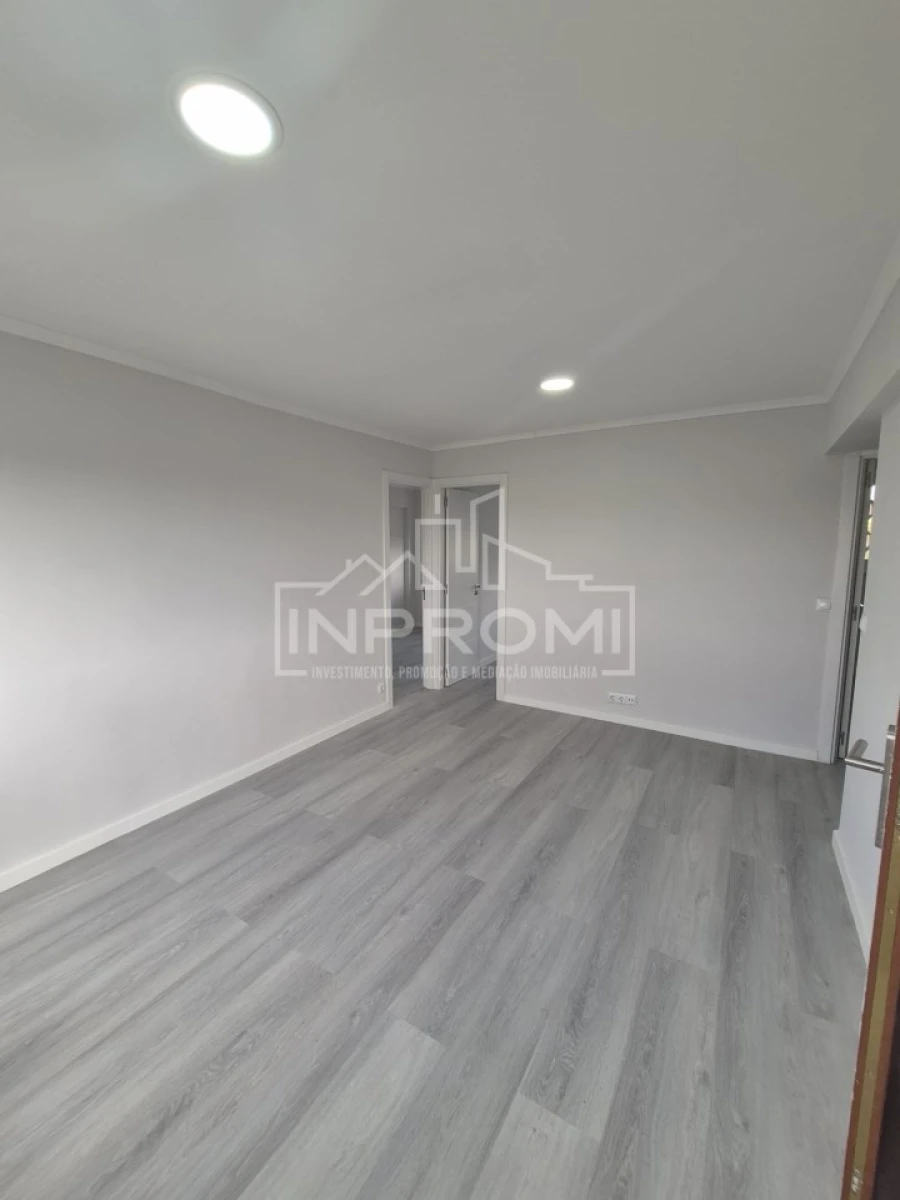 Apartamento T2 para Venda em Pontinha e Famões Foto 4