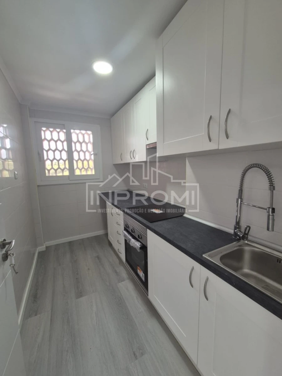 Apartamento T2 para Venda em Pontinha e Famões Foto 7