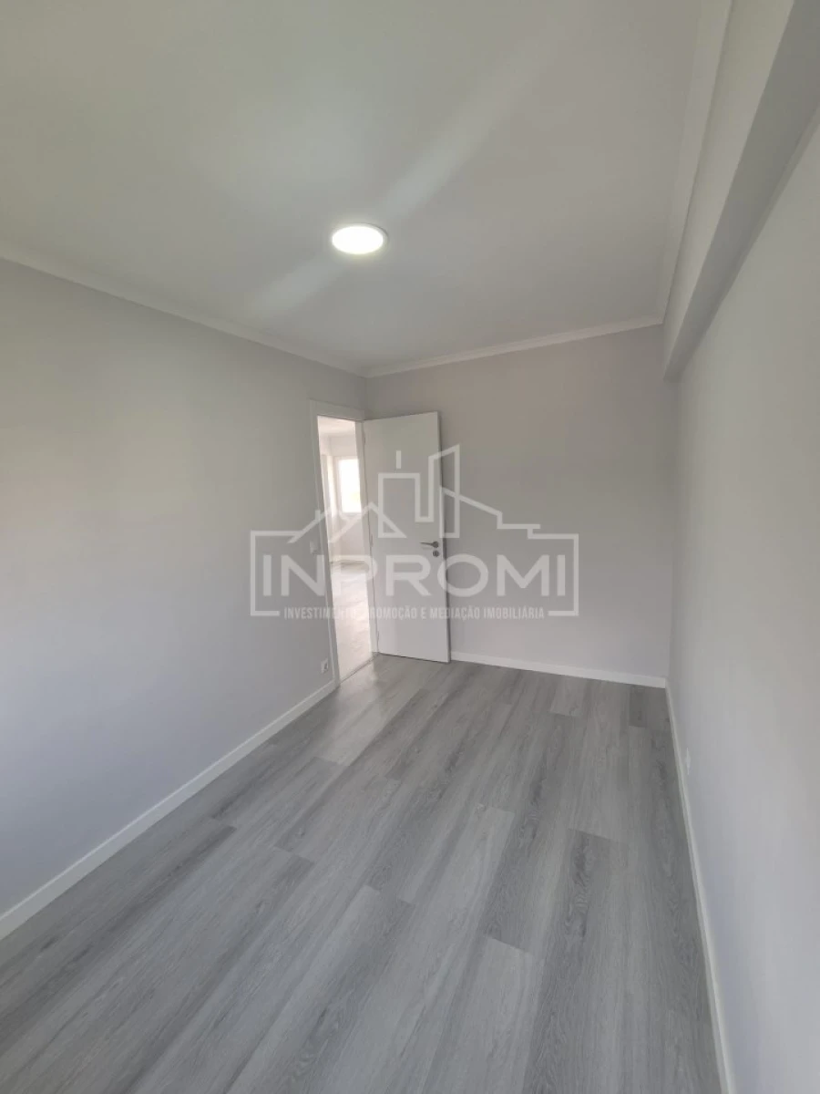 Apartamento T2 para Venda em Pontinha e Famões Foto 10