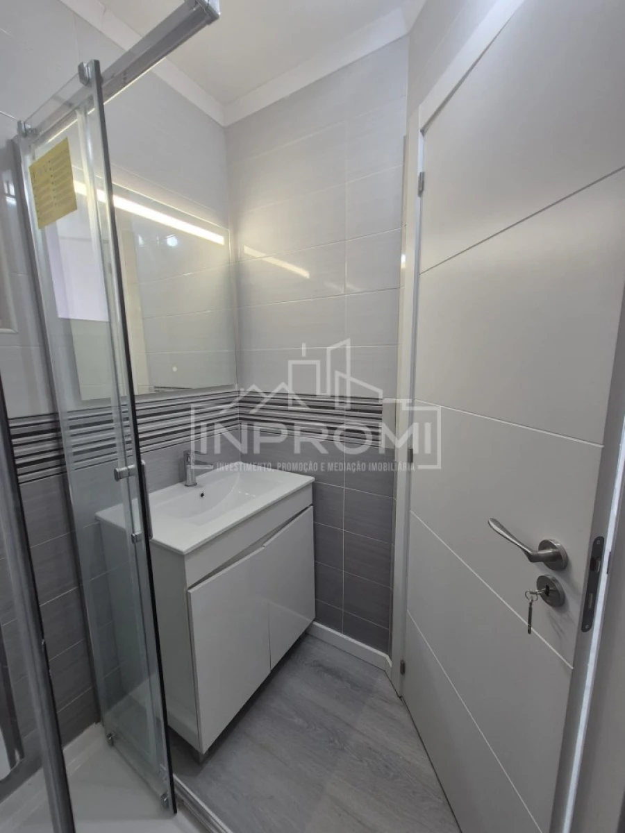 Apartamento T2 para Venda em Pontinha e Famões Foto 15