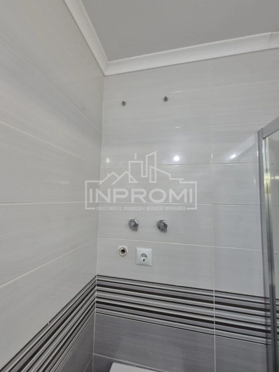 Apartamento T2 para Venda em Pontinha e Famões Foto 17