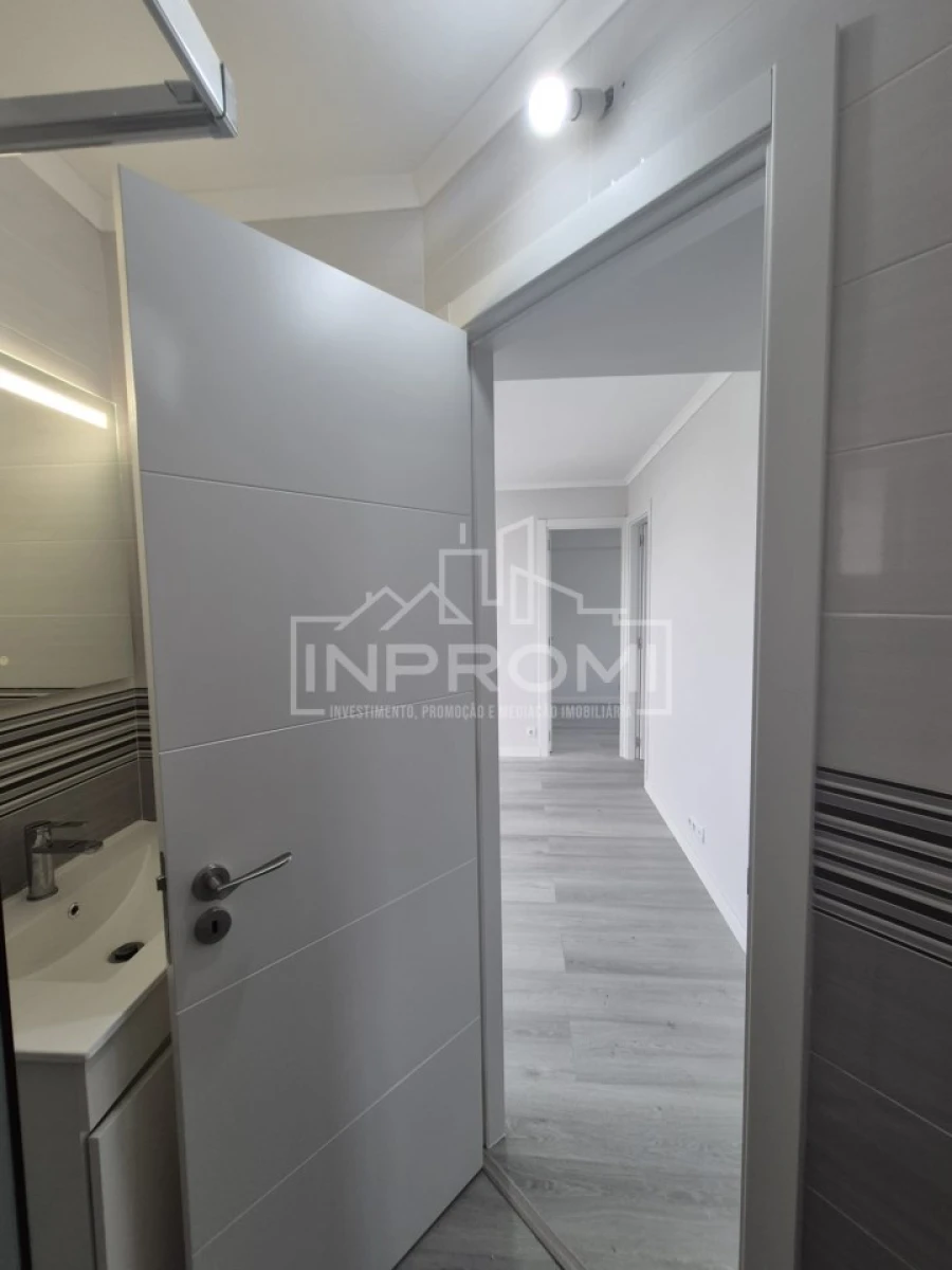 Apartamento T2 para Venda em Pontinha e Famões Foto 18