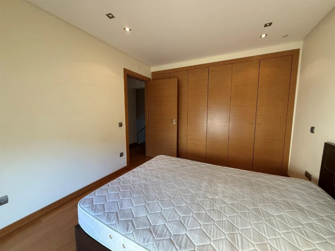 Apartamento T2 para Arrendamento em Santo Antonio dos Olivais Foto 6