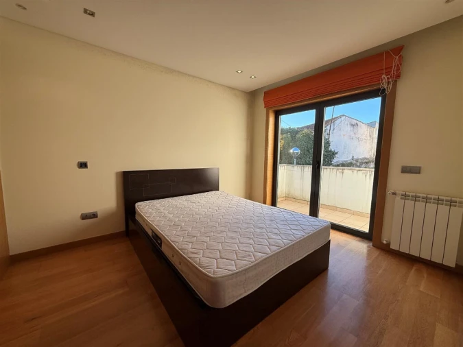 Apartamento T2 para Arrendamento em Santo Antonio dos Olivais Foto 5